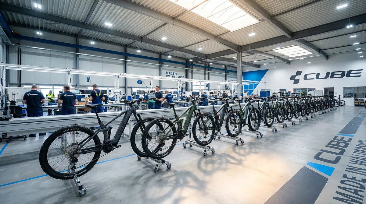 CUBE Fahrrad-Werk in Waldershof Oberpfalz mit Reihe fertig montierter CUBE Stereo Hybrid E-MTBs auf Produktionslinie - deutsche Fahrradherstellung