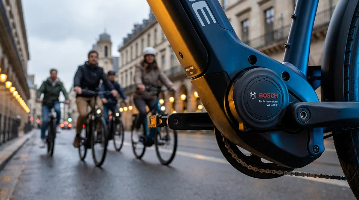 Bosch Performance Line CX E-Bike-Motor Detailaufnahme mit urban-blurred E-Bike-Pendlern im Hintergrund - E-Bike-Boom 2026 in Deutschland