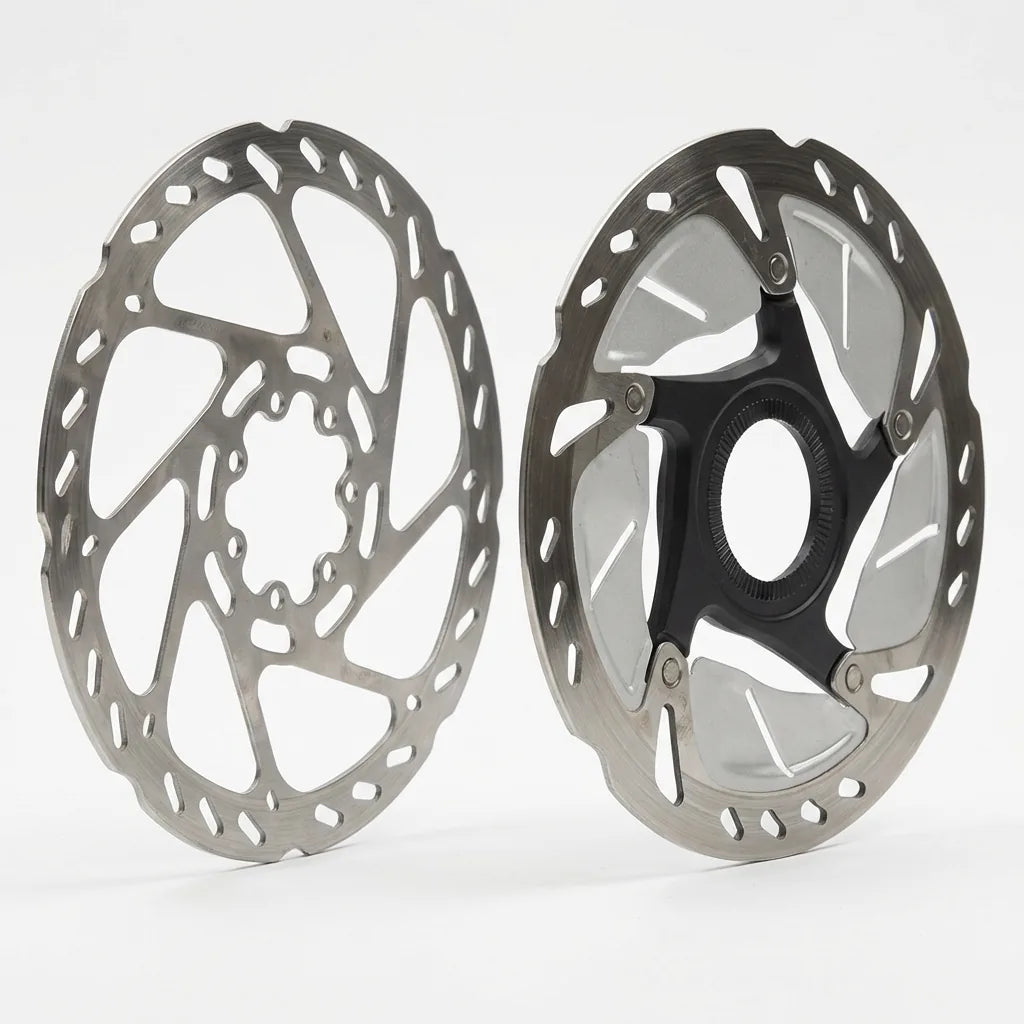 Shimano RT66 6-Loch Bremsscheibe links vs RT86 Centerlock mit schwarzem Spider rechts im direkten Vergleich