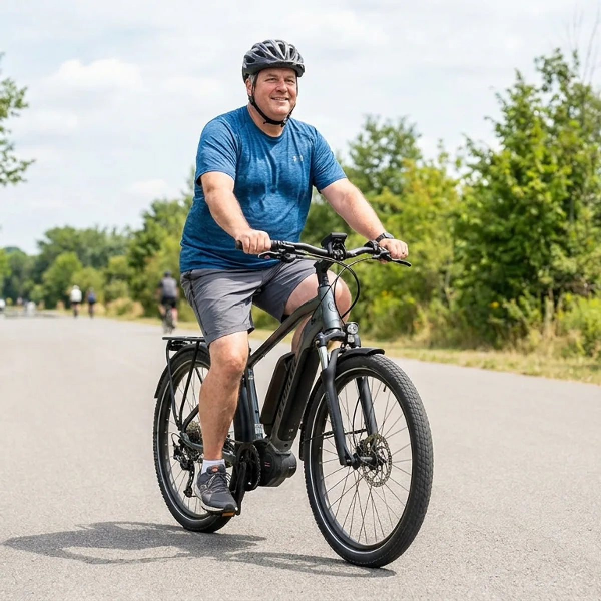 Kraeftiger Fahrer auf E-Bike mit verstaerktem Rahmen auf Radweg - E-Bike fuer Uebergewichtige bis 150 kg