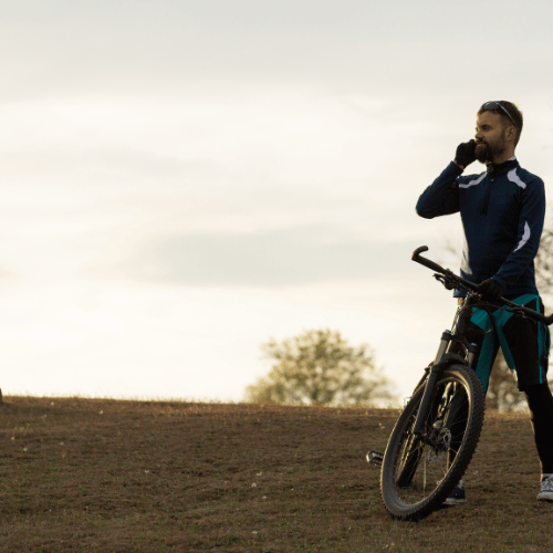 flo, mountainbike influecer und profi in downhill. bavarian-bike.de